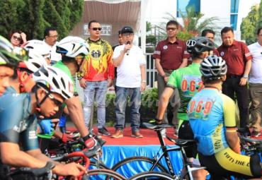Sekretaris Jenderal Kementerian Desa, PDT dan Transmigrasi, Anwar Sanusi bersama Gubernur Sumatera Barat, Irwan Prayitno melepas ribuan peserta Fun Bike Tour de BUMDes 2019 di Kota Payakumbuh, Sumatera Barat pada minggu (17/03/19)
