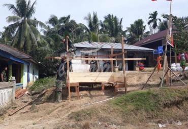 Pembangunan pos kamling oleh Satgas TMMD 