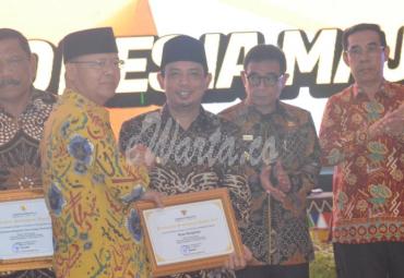 Penyerahan penghargaan oleh Gubernur kepada Wawali Kota Bengkulu, Dedy Wahyudi