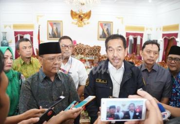 Direktur utama PT Angkasa Pura II didampingi Gubernur Bengkulu saat memberikan keterangan kepada awak media