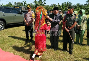 Penyambutan dengan tari persembahan kepada Wakil Bupati Seluma, Suparto dan rombongan
