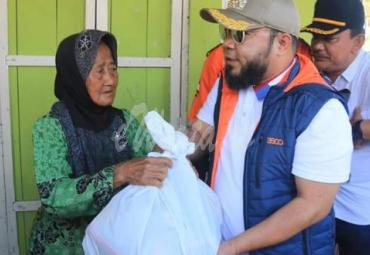 Walikota Bengkulu H. Helmi Hasan menyerahkan bantuan untuk korban banjir
