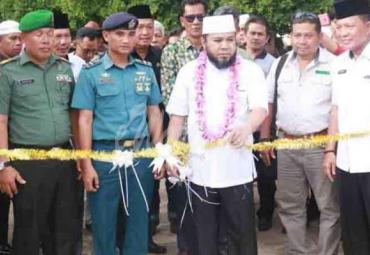 Walikota Bengkulu, Helmi Hasan membuka kontes Bonsai dan batu akik