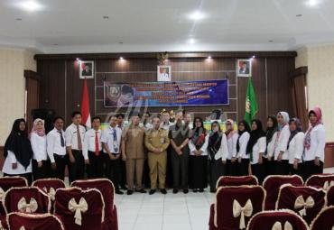Sekda berswafoto bersama peserta bimtek pengelolaan keuangan 