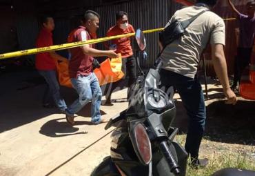 Pihak kepolisian mengevakuasi korban pembunuhan