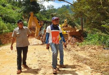 Plt Bupati Bengkulu Selatan Gusnan Mulyadi turun ke lokasi terdampak banjir dan longsor desa Pagar Gading Kecamatan Pino Raya
