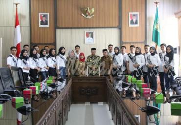 Gubernur Bengkulu (Dr. H Rohidin Mersyah) terima kunjungan Putra-Putri Maritim di ruang rapat Kantor Gubernur