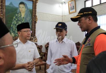Kepala BNPB yang didampingi BPBD dan Sekda Provinsi Bengkulu, memantau kondisi lapangan di Posko Bentiring Kota Bengkulu dan berlanjut ke Posko di Kabupaten Bengkulu Tengah, selanjutnya gelar Konferensi Pers terkait kondisi terakhir lapangan, di Posko terpadu Kantor BPBD Provinsi Bengkulu.