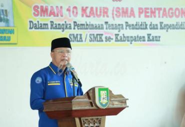 Gubernur Bengkulu (Dr. H Rohidin Mersyah) saat melakukan kunjungan kerja ke SMA Pentagon, Kaur, Bengkulu