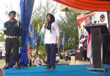 dr Anarulita Muchtar saat memberikan orasinya dalam Kampanye Akbar