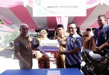 Sesi foto penyerahan bantuan