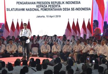 Presiden Joko Widodo memberikan arahan dalam Silaturahmi Nasional Pemerintahan Desa se-Indonesia di Jakarta, Rabu (10/4/2019). Presiden Joko Widodo berkomitmen mengalokasikan dana operasional untuk kepala desa dan akan menyederhanakan format laporan pertanggung jawaban dana desa.  Foto: Wening/Kemendes PDTT