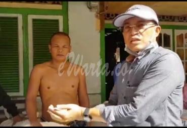 Plt Bupati Bengkulu Selatan Gusnan Mulyadi saat menunjukan bibit jagung kepada para petani