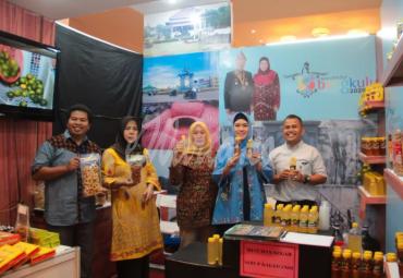 Ketua TP PKK Provinsi Bengkulu (Derta Wahyulin) berswafoto sambil menunjukkan produk unggulan khas Bengkulu