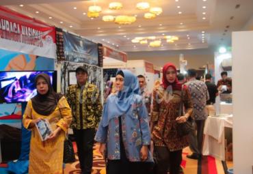 Derta Wahyulin Rohidin Mersyah saat meninjau Stan Expo Nusantara Provinsi Bengkulu