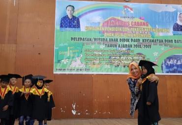 Plt Bupati dan Istri hadiri pelepasan anak didik PAUD di Gedung Pemuda Manna, Bengkulu Selatan