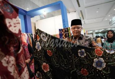 Gubernur Bengkulu (Dr. H Rohidin Mersyah) mengunjungi stand pameran di INACRAF 2019, Jakarta