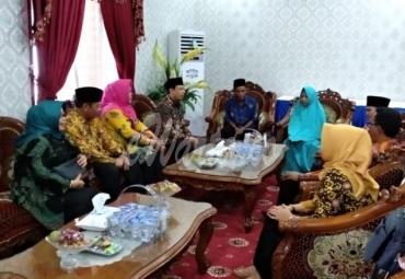 Wawali sambut pengantin baru yang akan berbulan madu di Balai Kota