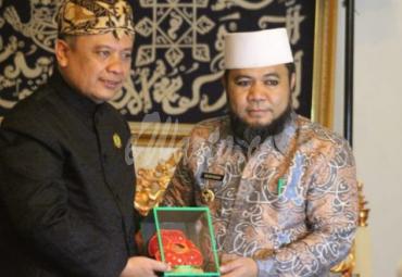 Penyerahan cindera mata Walikota Bengkulu untuk Pangeran Radja Adipati Arief Natadiningrat