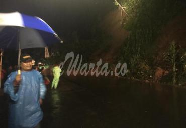 Kepala BPBD Rejang Lebong (Basuki) memantau langsung ke lokasi titik longsor