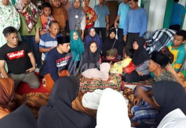 Wakil Walikota Bengkulu Dedy Wahyudi kunjungi dua pelajar korban banjir