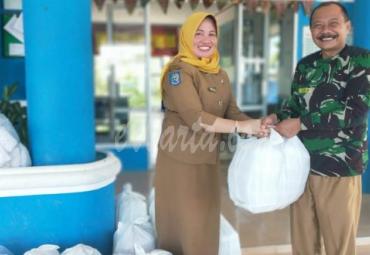 Sekretaris Kominfosan Eka Suniarti menyerahkan bantuan nasi bungkus ke sejumlah titik terdampak banjir di Kota Bengkulu