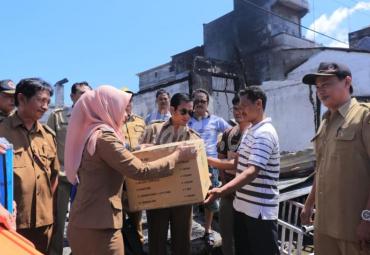 Sekretaris Daerah Bengkulu Selatan (Yudi Satria) menyerahkan bantuan untuk korban kebakaran