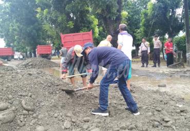 Tanpa canggung Waka 2 DPRD Kota Bengkulu ikut meratakan koral