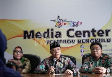 Gubernur Bengkulu (Dr. H Rohidin Mersyah) di dampingi Manager UPPK PT. PLN (Persero) area Bengkulu Hanfi Andrhean Abidin