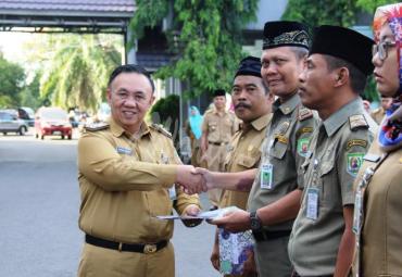 Sekda Provinsi Bengkulu, Nopian Andusti saat memvagikan SK kenaikan pangkat ribuan ASN Pemda Provinsi 