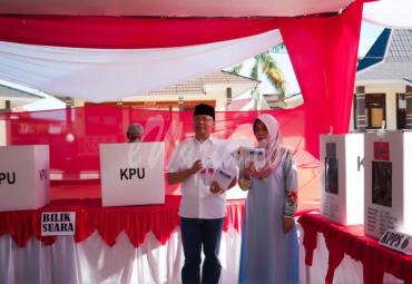 Gubernur Bengkulu (Dr. H Rohidin Mersyah) menggunakan hak pilihnya di TPS 22 Kecamatan Gading Cempaka, Bengkulu