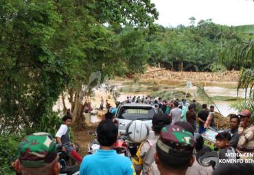 Bupati bersama Danrem dan Kapolda Bengkulu Tinjau langsung lokasi banjir