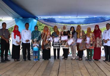 Panitia dan pemenang lomba berswafoto bersama