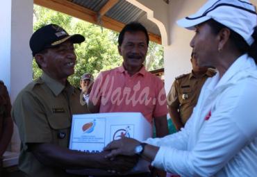 Menteri BUMN di dampingi Bupati Bengkulu Tengah menyerahkan bantuan dan memberikan semagat bagi warga terdampak bencana banjir