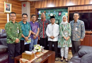 Sekretaris Jenderal Kementerian Desa, PDT dan Transmigrasi Anwar Sanusi menerima tiga kepala desa yang akan mengikuti ASEAN Plus Three Village Leaders Exchange Program di Kantor Kemendes PDTT, Jakarta, Selasa (3/5/2019). Ketiga kepala desa yaitu Hardi (Kades Poleonro, Bone), Sumaryono (Kades Margasakti, Bengkulu Utara), dan Alimuddin (Kades Kandolo, Kutai Timur) akan mengikuti program tersebut pada tanggal 5-11 Mei di Yunnan, Tiongkok. Program bertujuan  untuk mengembangkan kapasitas kepala desa dari negara