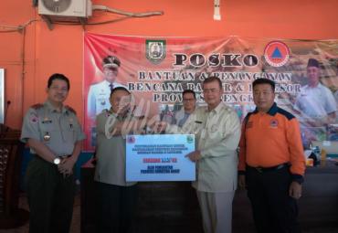 Penyerahan bantuan oleh Wakil Gubernur Sumatera Barat kepada Sekda Provinsi Bengkulu