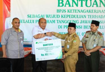 Penyerahan bantuan di terima Sekda Provinsi Bengkulu, Nopian Andusti