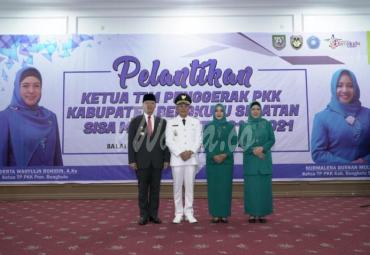 Gubernur, Bupati Bengkulu Selatan dan Ketua TP PKK Provinsi bersama Ketua TP PKK Bengkulu Selatan