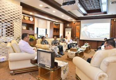 Menteri Desa, PDT dan Transmigrasi  Eko Putro Sandjojo menerima tiga kepala desa peserta ASEAN Plus Three Village Leaders Exchange Program di Kantor Kemendes PDTT, Jakarta, Senin (13/5/2019). Ketiga kepala desa yaitu Hardi (Kades Poleonro, Bone), Sumaryono (Kades Margasakti, Bengkulu Utara), dan Alimuddin (Kades Kandolo, Kutai Timur) mengikuti program tersebut pada tanggal 5-11 Mei di Yunnan, Tiongkok. Foto: Dody/ Kemendes PDTT