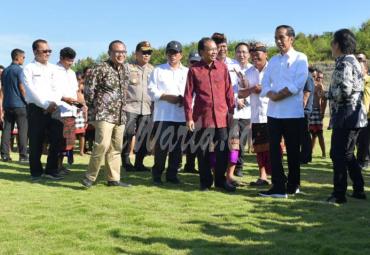 Presiden Joko Widodo tinjau lapangan sepak bola persiapan event Badung IFC yang akan di ikuti 13 Negara