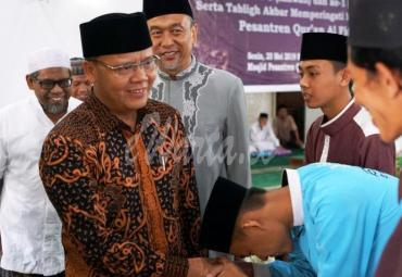 Gubernur Bengkulu (Dr. H. Rohidin Mersyah) Mengapresiasi 6 santri penghafal Al - Qur'an 30 Juz