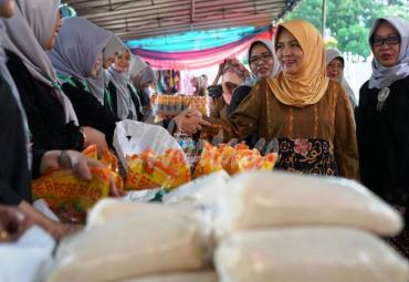 Tekan harga sembako murah, Derta Wahyulin Rohidin bersama Dharma Wanita menggelar Bazar murah