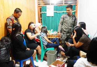 Pasangan mesum dan beberapa wanita malam terjaring razia pekat Gabungan Satpol PP dan Polres Rabu malam (22/05)