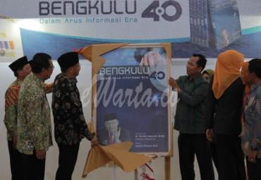 Gubernur Bengkulu (Dr. H. Rohidin Mersyah) launching buku arus informasi cepat era 4.0