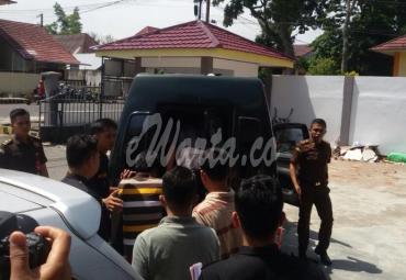 Tampak Dua Tersangka diduga pemilik dan penambang pasir ilegal digiring ke mobil tahanan dan dijebloskan ke penjara