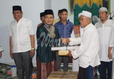 Penyerahan bantuan oleh Asisten 3 Pemkab Benteng kepada pengurus masjid
