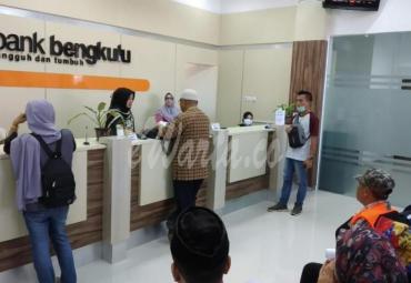 Suasana transaksi nasabah Bank Bengkulu jelang lebaran berjalan normal dan lancar