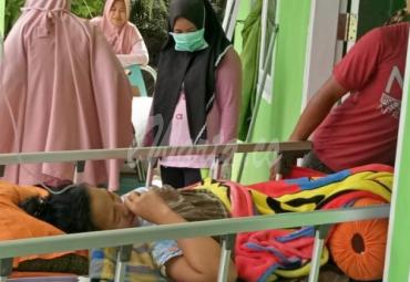 Terlihat pasien sakit sedang dalam penanganan medis