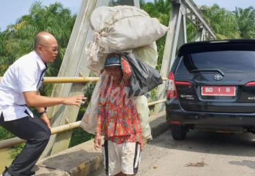 Meskipun belum pernah mendapatkan bantuan pemerintah, Nenek Ratih terharu saat di datangi Bupati Bengkulu Selatan (Gusnan Mulyadi) saat melintas di jalan dusun Selipi Desa Pagar Dewa, Manna Bengkulu Selatan 
