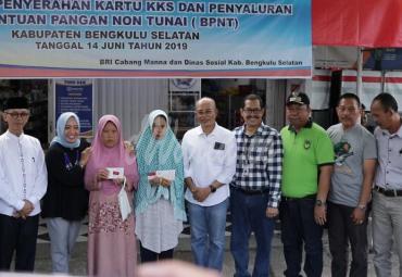 Bupati didampingi istri dan sejumlah pejabat Bengkulu Selatan berfoto bersama usai launching Kartu e-warung (BPNT)